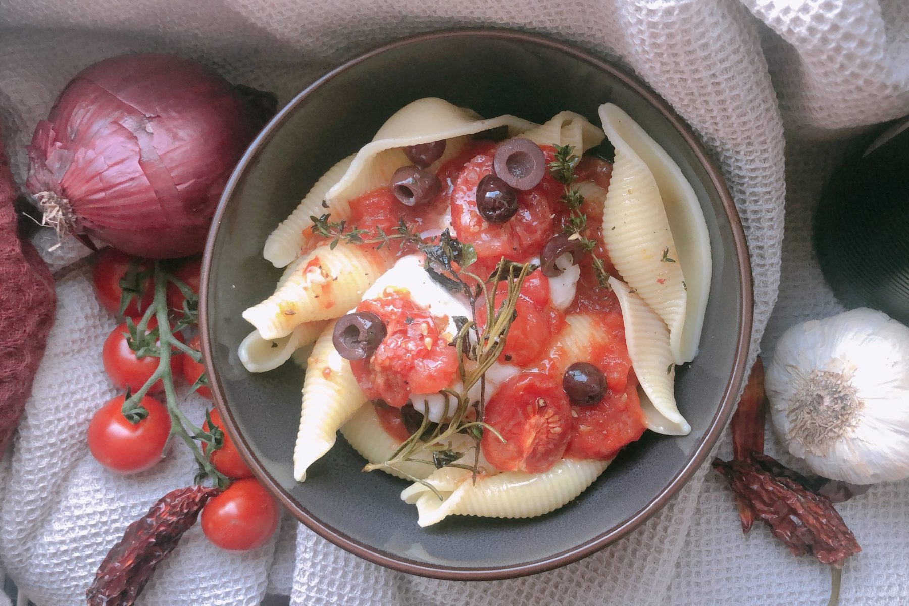 Read more about the article Conchiglioni mit fruchtig-scharfem Tomatensugo und cremiger Burrata.