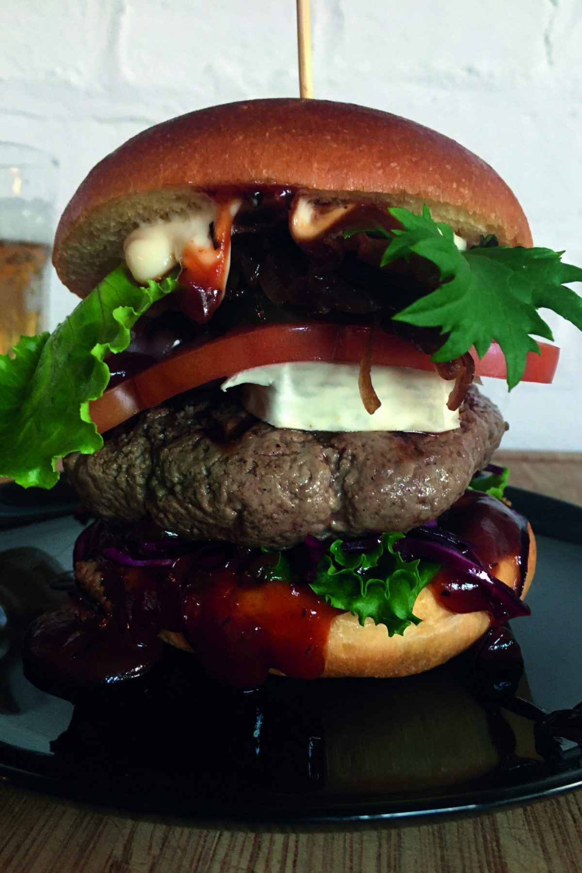 Read more about the article Burger mit Ziegenkäse, Zwiebelmarmelade und Rotkohlsalat.